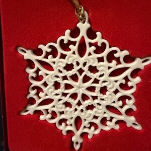 Lennox 2001 Elegant White Snowflake Ornament